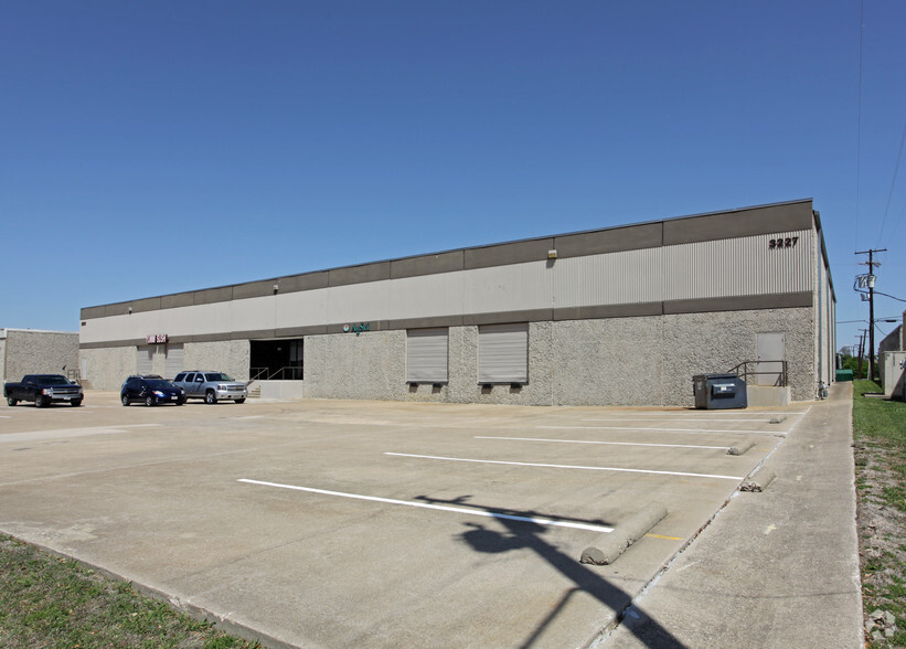 3225-3227 Garden Brook Dr, Farmers Branch, TX for lease - Building Photo - Image 3 of 7