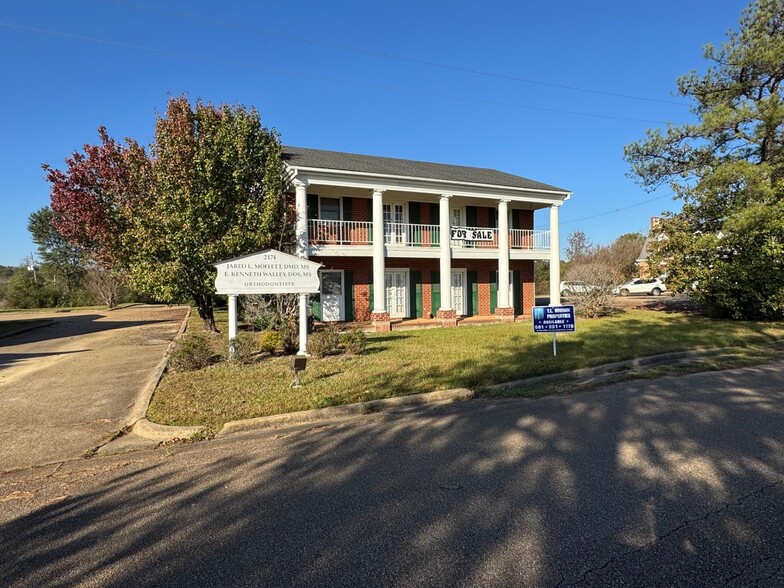 2174 Henry Hill Dr, Jackson, MS for sale - Building Photo - Image 2 of 5