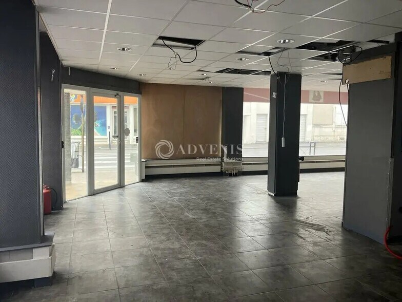 Retail in Bourges for lease - Interior Photo - Image 2 of 5