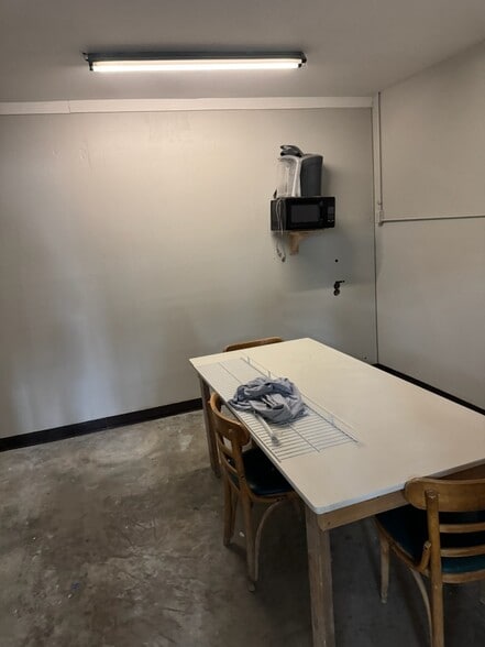 399 Lively Ave, Norcross, GA for lease - Interior Photo - Image 3 of 10