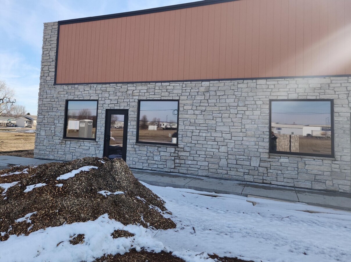 1004 River Dr, North Sioux City, SD 57049 Office for Lease