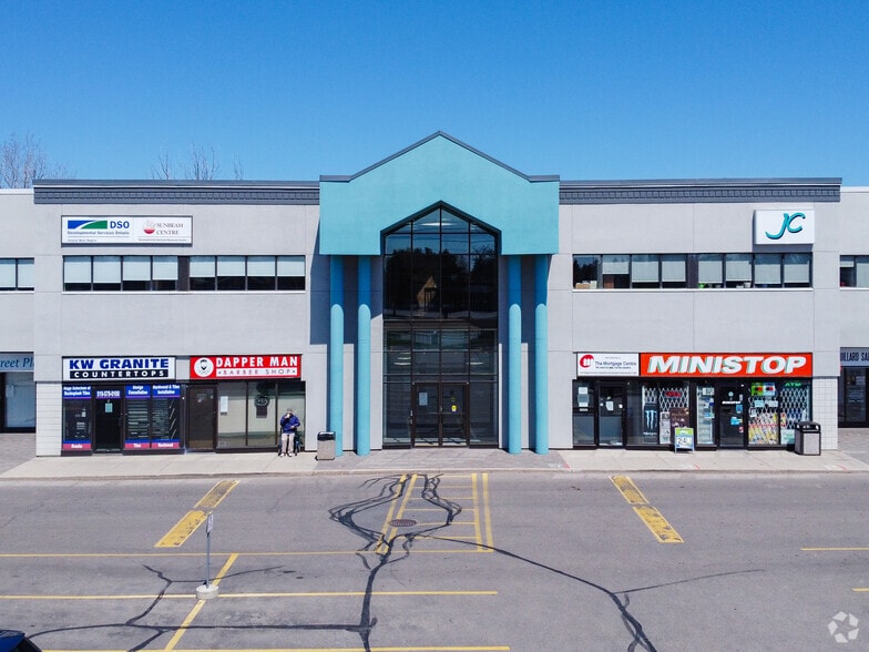 1120 Victoria St N, Kitchener, ON for sale - Primary Photo - Image 1 of 1