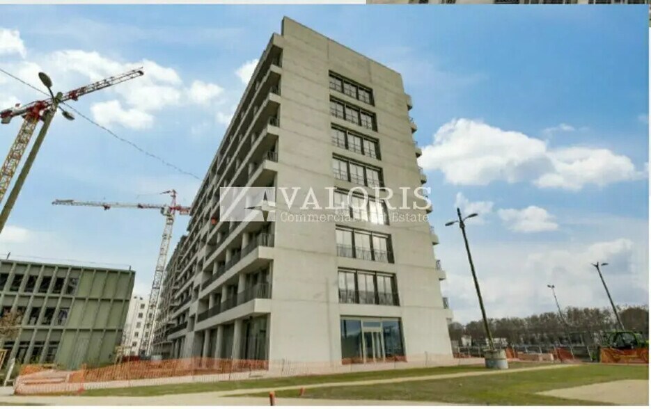 Office in Lyon for lease - Building Photo - Image 1 of 15