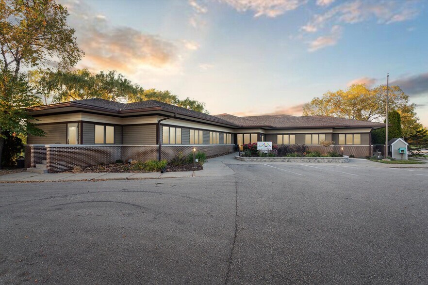 2927 S Fish Hatchery Rd, Fitchburg, WI 53711