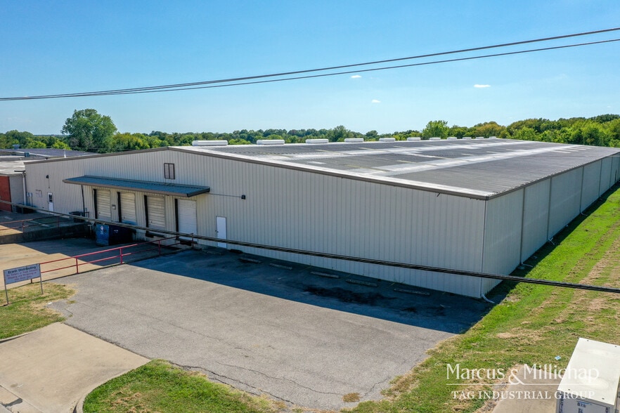 2407 N Preston St, Ennis, TX for lease - Building Photo - Image 3 of 8