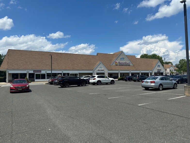 1a Village Center Dr, Freehold, NJ for lease - Building Photo - Image 3 of 19