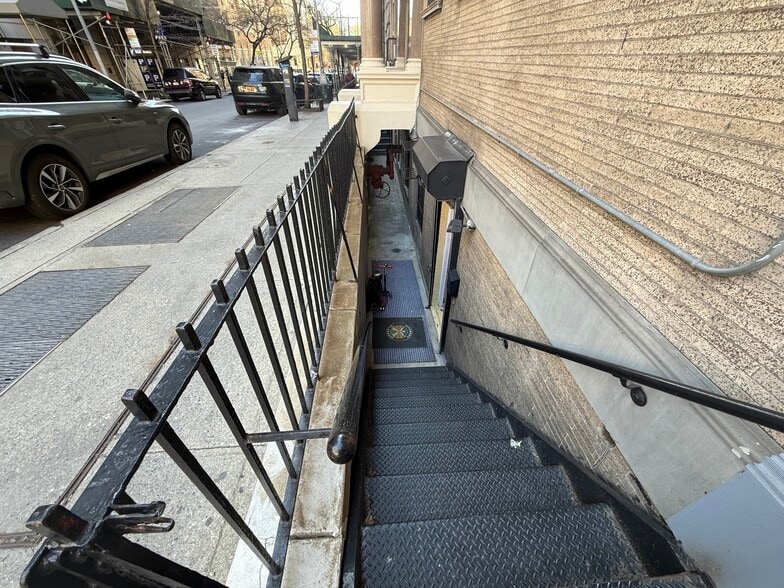 251 W 81st St, New York, NY for lease - Building Photo - Image 2 of 12