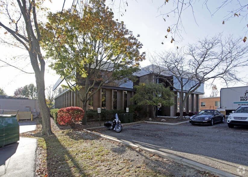 42690 Woodward Ave, Bloomfield Hills, MI for lease - Building Photo - Image 2 of 7