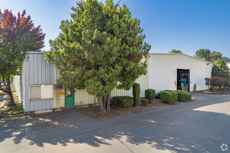 10425 N Bloss Ave, Portland, OR for lease - Primary Photo - Image 1 of 4