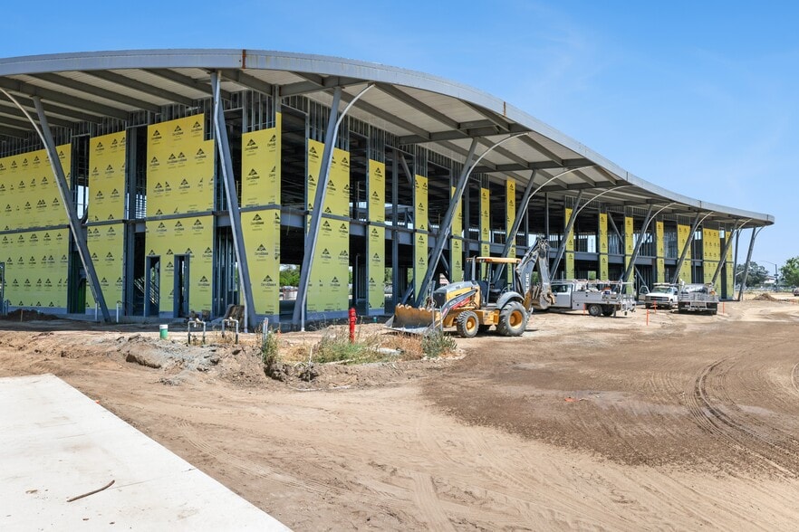 700 W Herndon Ave, Clovis, CA for lease - Building Photo - Image 1 of 6