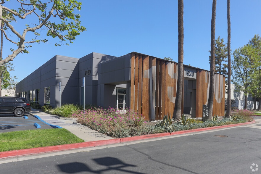 1932 E Deere Ave, Santa Ana, CA for lease - Building Photo - Image 3 of 15