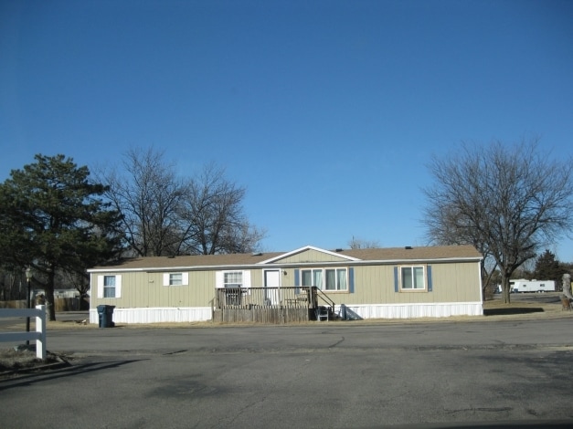 2214 E 4th Ave, Hutchinson, KS for sale Primary Photo- Image 1 of 1