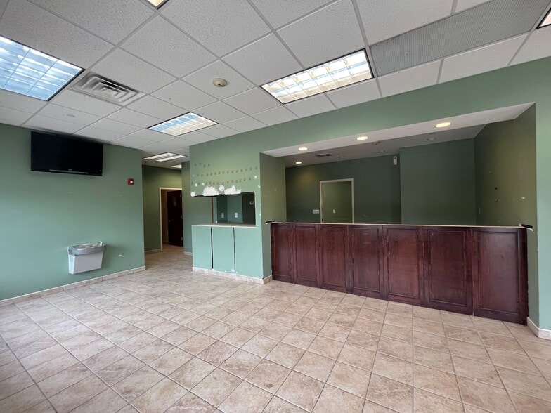 601 Veterans Memorial Hwy, Hauppauge, NY for lease - Building Photo - Image 2 of 9