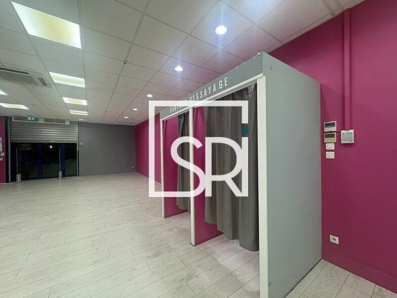 Retail in Lempdes for lease - Building Photo - Image 3 of 10