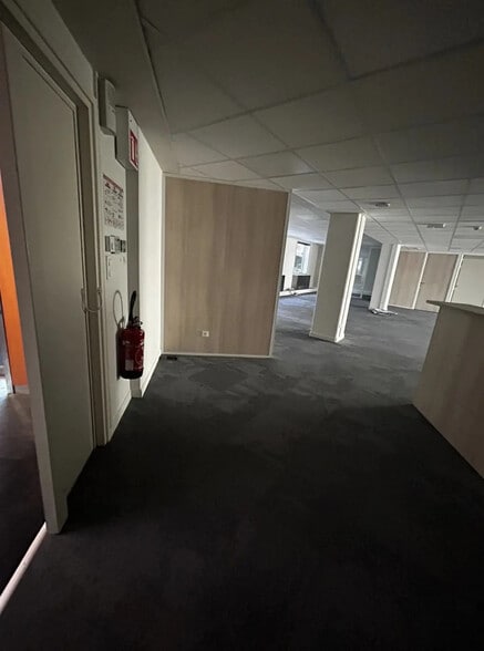 Office in Lyon for lease - Building Photo - Image 3 of 5