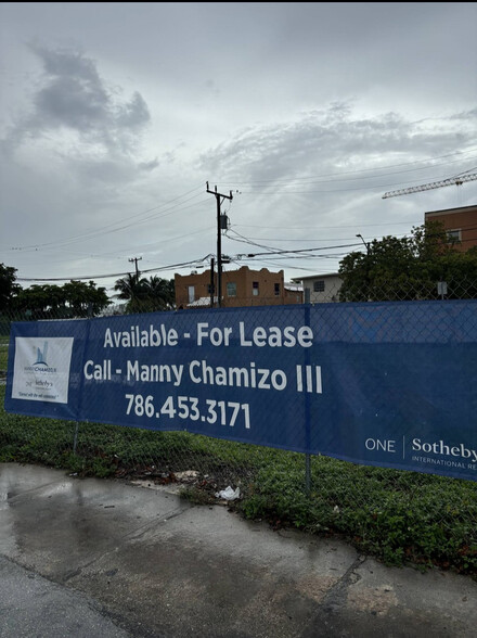 2737 NW 17th St, Miami, FL for lease - Building Photo - Image 2 of 7