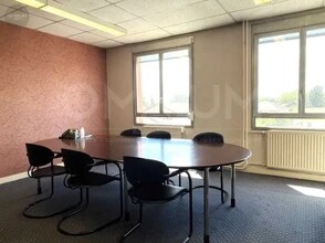 Office in Décines-Charpieu for lease Interior Photo- Image 2 of 2