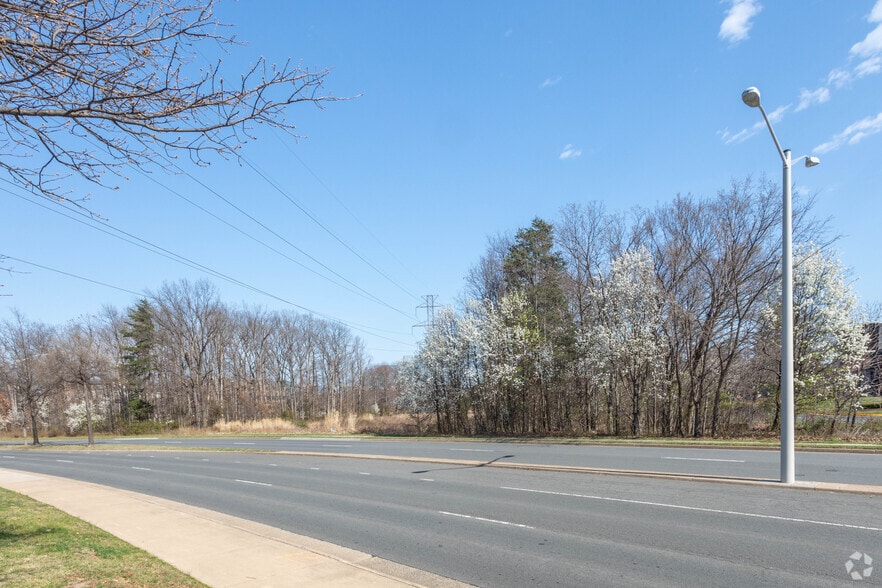 Fairbrook Dr, Herndon, VA for lease - Building Photo - Image 2 of 3