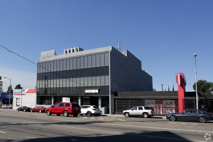 8619 Reseda Blvd, Northridge, CA for lease - Primary Photo - Image 1 of 16