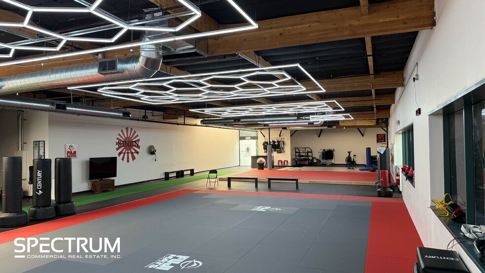 21515 Centre Pointe Pky, Santa Clarita, CA for lease - Building Photo - Image 3 of 15