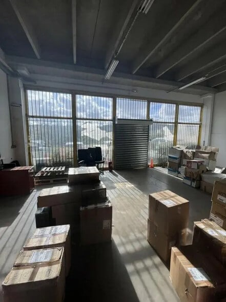 Flex in Grasse for lease - Interior Photo - Image 3 of 8