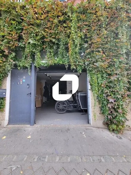 Office in Saint-Ouen-sur-Seine for lease - Building Photo - Image 2 of 10