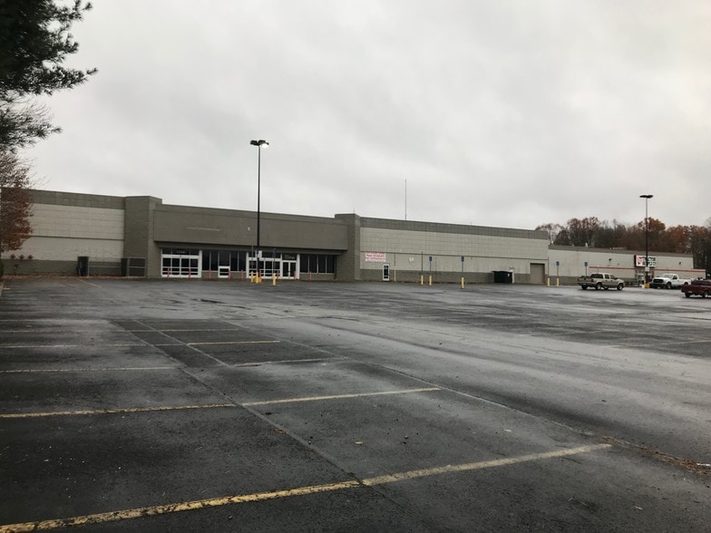 1556 E Main St, Oak Hill, WV for lease - Building Photo - Image 2 of 15