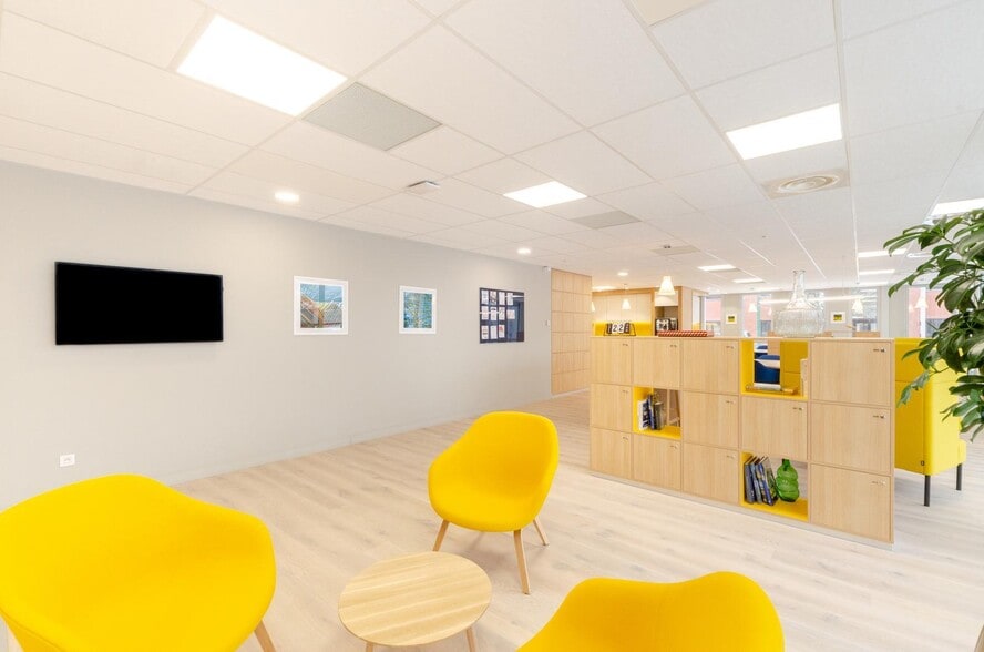 Office in for lease - Building Photo - Image 1 of 5