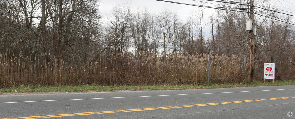 Middle Country Rd, Middle Island, NY for sale - Primary Photo - Image 1 of 1