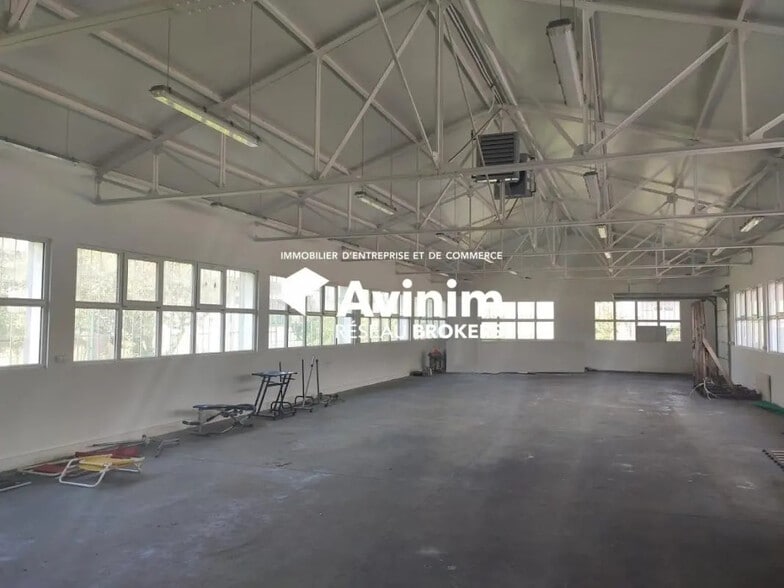 Flex in Cluses for lease - Interior Photo - Image 2 of 3