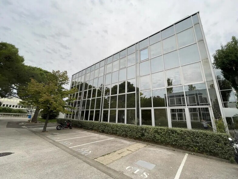 Office in Marseille for lease - Building Photo - Image 3 of 12