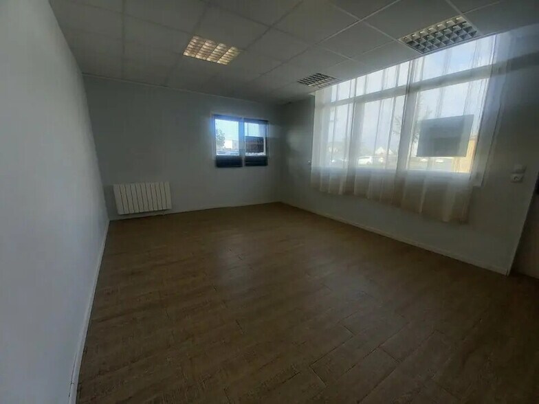 Flex in Cormelles-le-Royal for lease - Interior Photo - Image 2 of 8