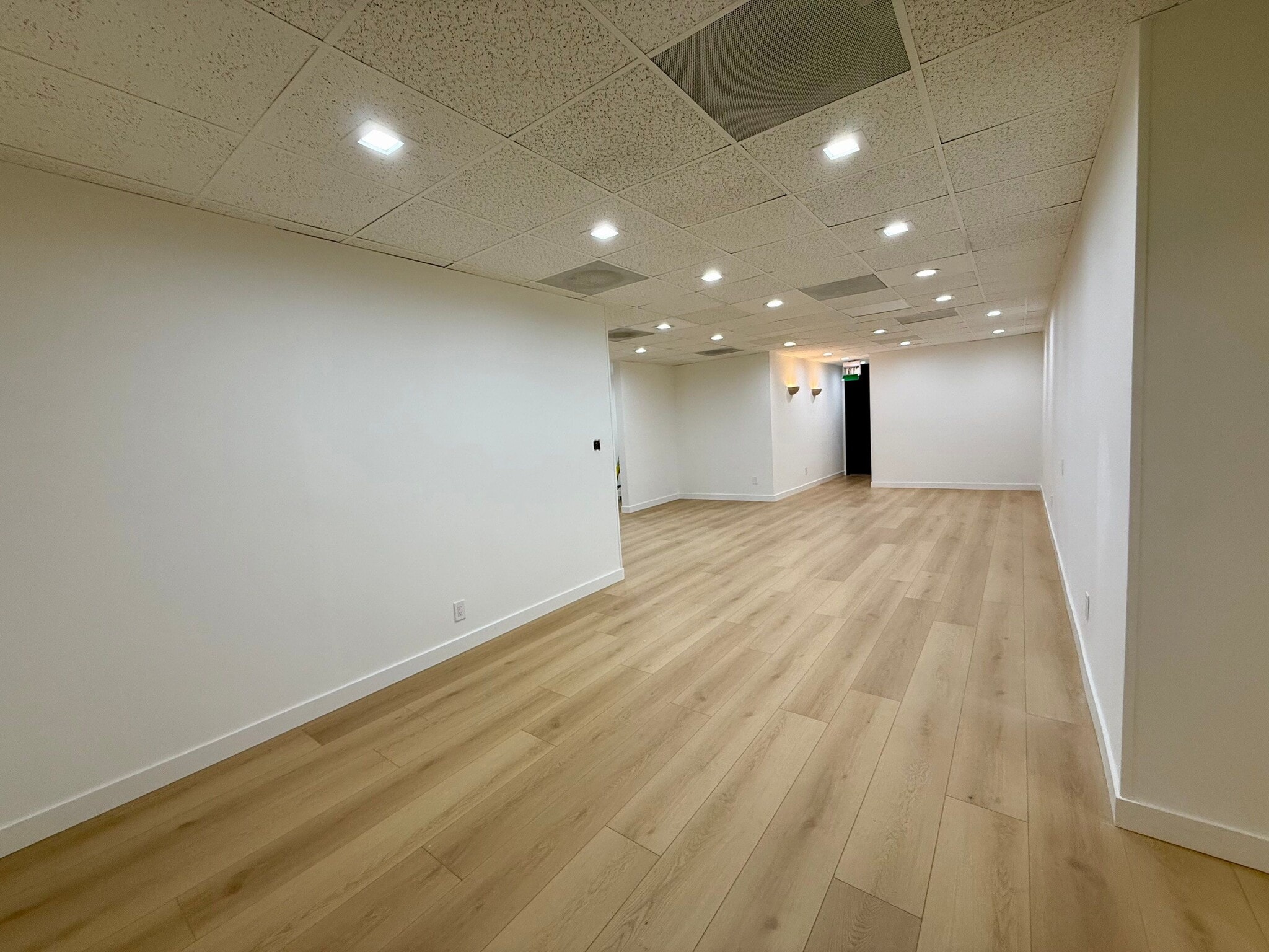 27141 Hidaway Ave, Canyon Country, CA for lease Interior Photo- Image 1 of 11