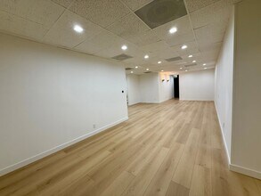 27141 Hidaway Ave, Canyon Country, CA for lease Interior Photo- Image 1 of 11