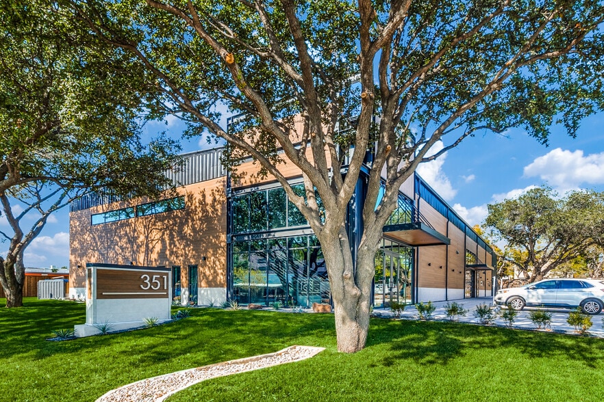 351 E Hudgins St, Grapevine, TX for sale - Primary Photo - Image 1 of 23