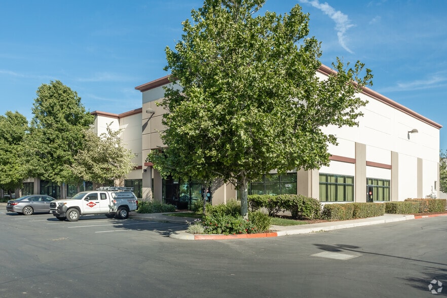 1030 Riverside Pky, West Sacramento, CA for lease - Building Photo - Image 2 of 5