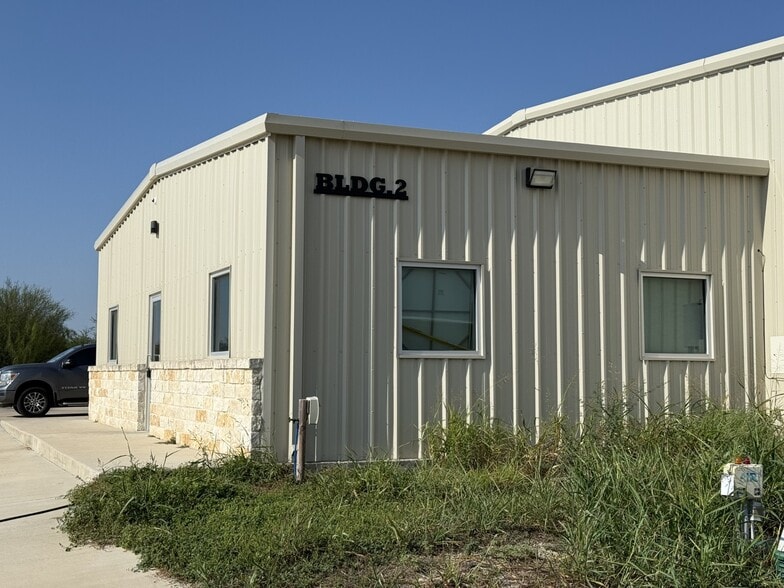 6750 S Old Bastrop Hwy, San Marcos, TX for lease - Building Photo - Image 1 of 8