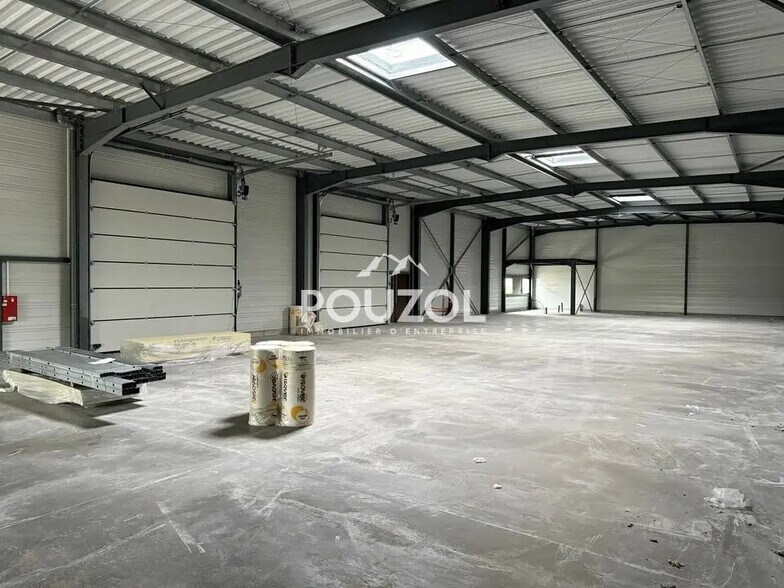 Flex in Cournon-d'Auvergne for lease - Interior Photo - Image 3 of 8