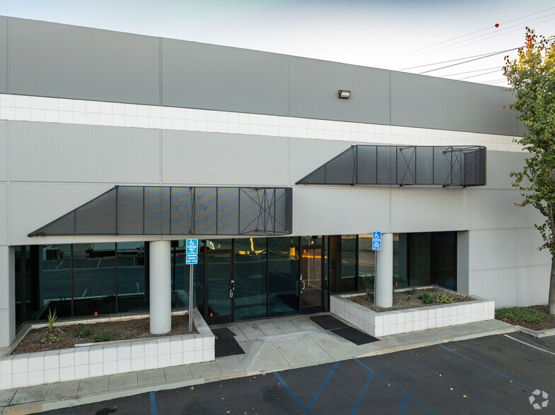 365 Cloverleaf Dr, Baldwin Park, CA for lease - Building Photo - Image 3 of 17