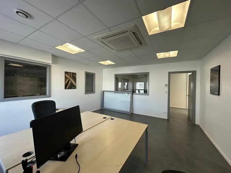 Flex in Norroy-le-Veneur for lease - Interior Photo - Image 3 of 11