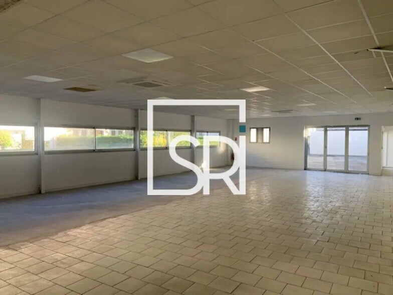 Retail in Vichy for lease - Building Photo - Image 2 of 8