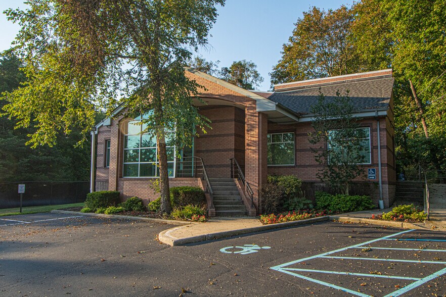 971 Montauk Hwy, Oakdale, NY for sale - Building Photo - Image 1 of 1