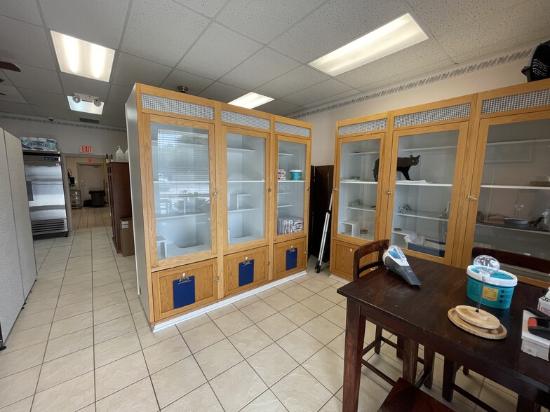 283-297 Peterson Rd, Libertyville, IL for sale - Building Photo - Image 3 of 9