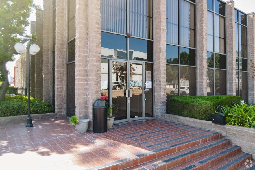 8801 Bellanca Ave, Los Angeles, CA for lease - Building Photo - Image 2 of 4