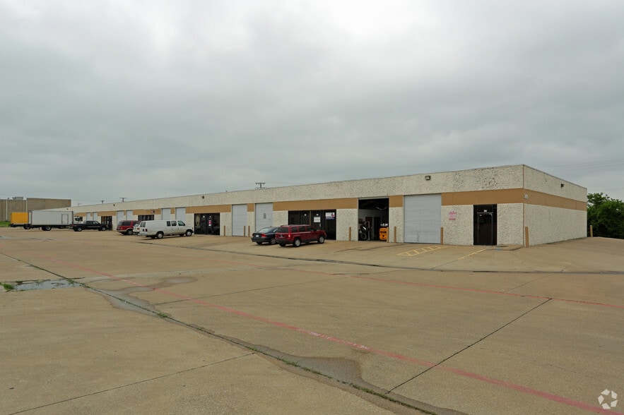 2133 Great Southwest Pky, Grand Prairie, TX for lease - Building Photo - Image 2 of 17