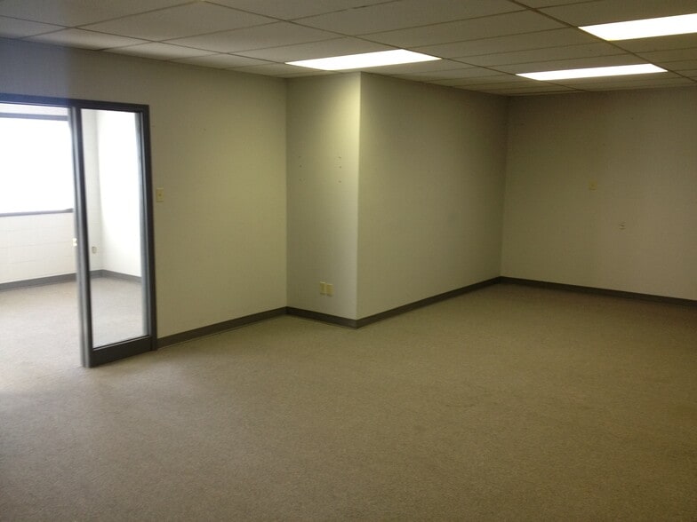 9730-9738 51st Ave NW, Edmonton, AB for lease - Interior Photo - Image 3 of 3