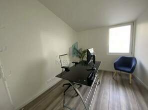 Office in Vaux-sur-Seine for lease Interior Photo- Image 2 of 12