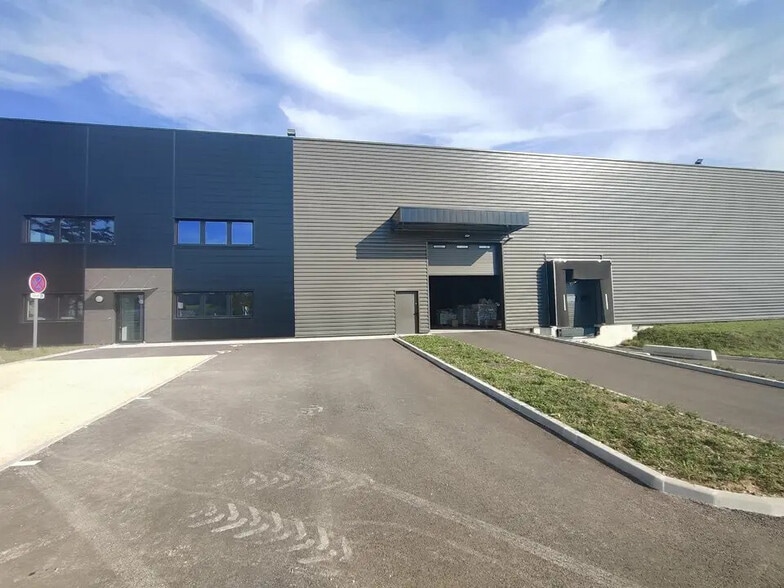 Flex in Saint-Quentin-Fallavier for lease - Building Photo - Image 2 of 5