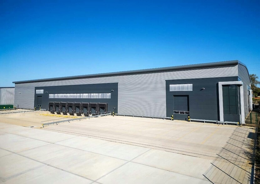 North Rd, Stevenage for lease - Building Photo - Image 2 of 10