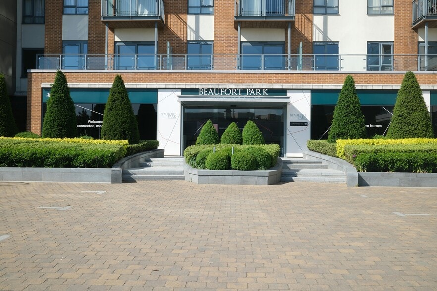 Aerodrome Rd, London for lease - Building Photo - Image 2 of 11